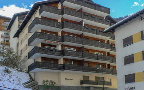 Zermatt 30: Gebäude, Wolke, Daytime, Himmel, Eigentum, Fenster, Pflanze, Urban Design, Tower Block, Baum