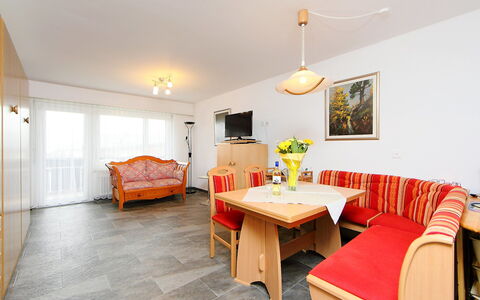 Zermatt 30: Zimmer, Eigentum, Möbel, Interior Design, Gebäude, Fussboden, Gelb, Grundeigentum, Haus, Tabelle