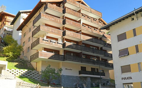 Zermatt 30: Gebäude, Daytime, Eigentum, Pflanze, Fenster, Himmel, Tower Block, Urban Design, Eigentumswohnung, Wohngebiet