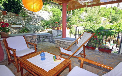 Mirna: Eigentum, Terrasse, Zimmer, Möbel, Gebäude, Grundeigentum, Deck, Veranda, Haus, Interior Design