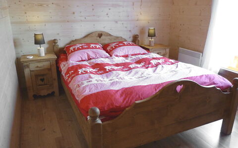 Elorian: Schlafzimmer, Bett, Möbel, Bettdecke, Zimmer, Bettrahmen, Eigentum, Matratze, Bedding, Fussboden
