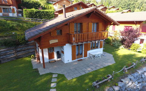 Elorian: Pflanze, Gebäude, Fenster, Eigentum, Baum, Haus, Holz, Grundstueck, Freizeit, Gras
