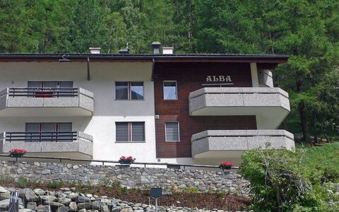 Alba: Pflanze, Eigentum, Gebäude, Fenster, Baum, Vegetation, Haus, Fassade, Landschaft, Hütte