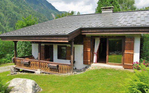 L'Piri: Pflanze, Gebäude, Fenster, Wolke, Himmel, Haus, Holz, Baum, Natürliche Landschaft, Grundstueck