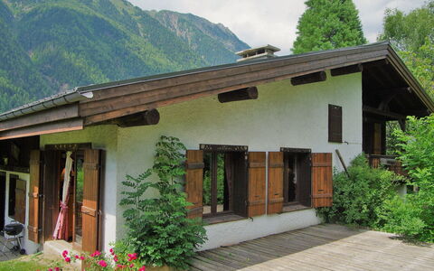 L'Piri: Pflanze, Gebäude, Eigentum, Fenster, Himmel, Haus, Berg, Wolke, Vegetation, Grundstueck
