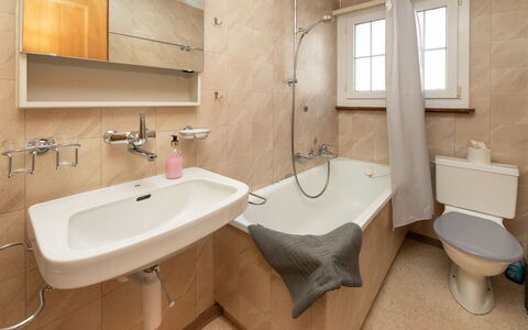 Chalet Spassvogel: Badezimmer, Bad Sink, Armatur, Badewanne, Interior Design, Sinken, Flooring, Fussboden, Zapfhahn, Installation