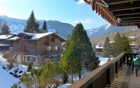 Chalet Spassvogel: Wolke, Himmel, Daytime, Berg, Eigentum, Schnee, Gebäude, Baum, Fenster, Haus
