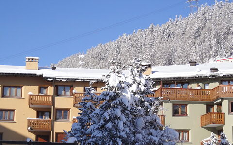 Chesa Ludains 8: Himmel, Fenster, Daytime, Eigentum, Schnee, Gebäude, Blau, Welt, Steigung, Einfrieren