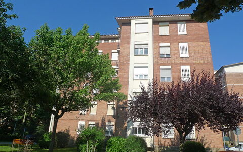 Olot: Pflanze, Himmel, Gebäude, Eigentum, Fenster, Baum, Auto, Fahrzeug, Gras, Urban Design