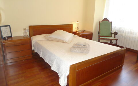 Olot: Schlafzimmer, Bett, Möbel, Zimmer, Bettdecke, Matratze, Bettrahmen, Eigentum, Bedding, Fussboden