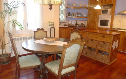 Olot: Zimmer, Möbel, Eigentum, Fussboden, Gebäude, Interior Design, Tabelle, Hartholz, Haus, Esszimmer