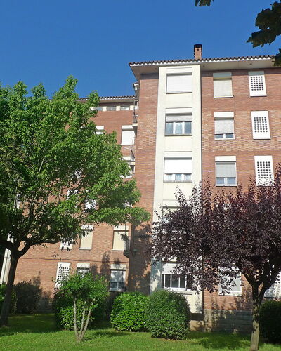 Olot: Pflanze, Himmel, Gebäude, Eigentum, Fenster, Baum, Auto, Fahrzeug, Gras, Urban Design