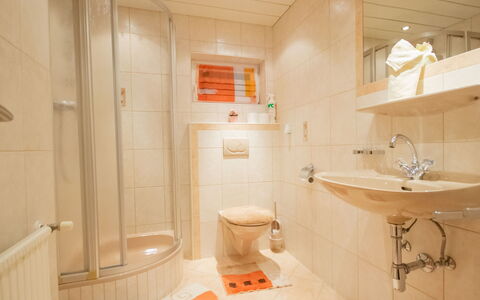 Christian: Badezimmer, Eigentum, Zimmer, Interior Design, Armatur, Badewanne, Decke, Fliese, Die Architektur, Gebäude