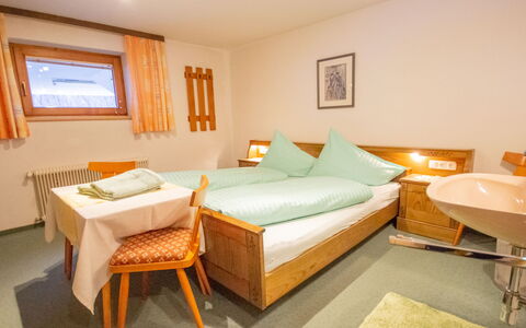 Christian: Zimmer, Schlafzimmer, Bett, Möbel, Eigentum, Bettrahmen, Bettdecke, Interior Design, Fussboden, Gebäude