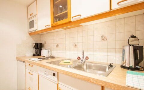 Christian: Eigentum, Zimmer, Küche, Möbel, Cabinetry, Countertop, Haus, Gelb, Gebäude, Interior Design