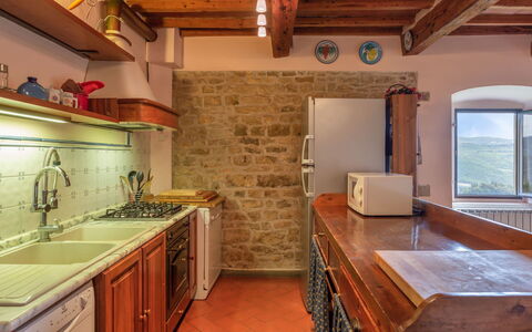 Villa Monteloro: Countertop, Zimmer, Eigentum, Möbel, Küche, Cabinetry, Gebäude, Fussboden, Interior Design, Sinken