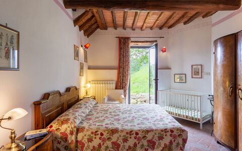 Villa Monteloro: Schlafzimmer, Zimmer, Bett, Eigentum, Möbel, Bettdecke, Decke, Gebäude, Interior Design, Bettrahmen