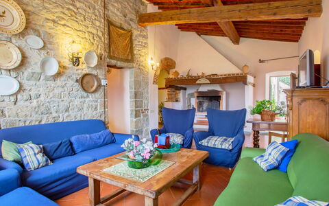 Villa Monteloro: Tabelle, Couch, Möbel, Eigentum, Blau, Zimmerpflanze, Azurblau, Bilderrahmen, Interior Design, Wohnzimmer