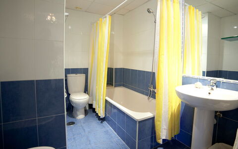Turquesa Beach 03: Badezimmer, Zimmer, Eigentum, Interior Design, Armatur, Die Architektur, Wand, Fliese, Toilette, Gebäude