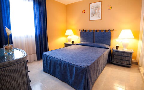 Turquesa Beach 03: Schlafzimmer, Bett, Zimmer, Möbel, Eigentum, Bettdecke, Bettrahmen, Interior Design, Fussboden, Matratze