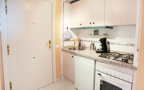 Turquesa Beach 03: Eigentum, Zimmer, Küche, Möbel, Gebäude, Cabinetry, Grundeigentum, Haus, Interior Design, Major Appliance
