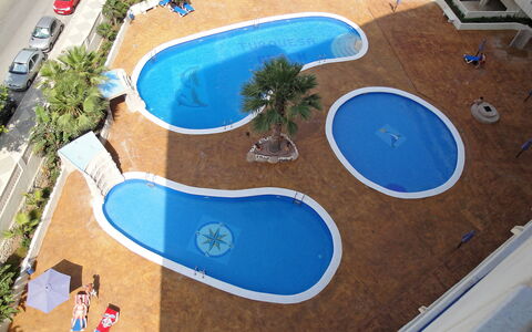 Turquesa Beach 03: Wasser, Pflanze, Eigentum, Schwimmbad, Azurblau, Blau, Strandresort, Gebäude, Urban Design, Baum