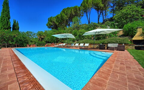 Casa Lucia: Schwimmbad, Eigentum, Grundeigentum, Azurblau, Gebäude, Estate, Freizeit, Haus, Urlaub, Resort