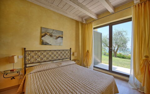 Casa Lucia: Schlafzimmer, Zimmer, Eigentum, Bett, Möbel, Decke, Interior Design, Bedding, Bettdecke, Bettrahmen