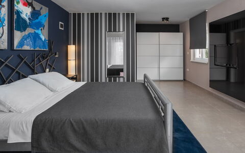 Villa Puntizela: Schlafzimmer, Möbel, Zimmer, Bett, Eigentum, Interior Design, Bettdecke, Bettrahmen, Gebäude, Wand