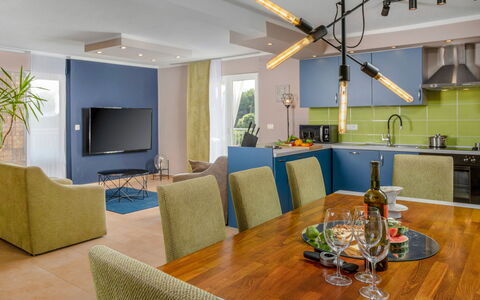 Villa Puntizela: Möbel, Eigentum, Tabelle, Couch, Zimmerpflanze, Holz, Interior Design, Beleuchtung, Flooring, Wohnzimmer