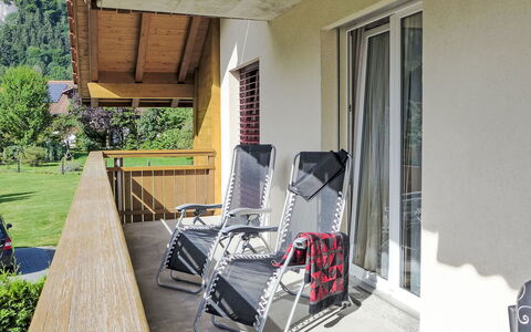 Oberei: Pflanze, Eigentum, Gebäude, Fenster, Schatten, Holz, Interior Design, Veranda, Baum, Wohnzimmer