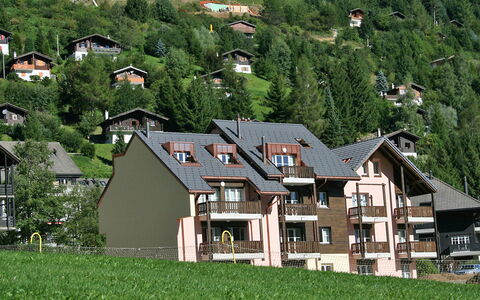 Moléson-Sur-Gruyères 400: Gebäude, Eigentum, Pflanze, Natur, Haus, Natürliche Landschaft, Baum, Grundstueck, Vegetation, Gras