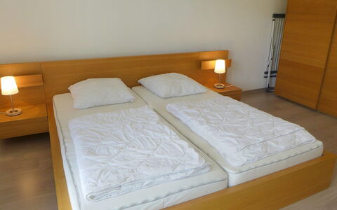 Moléson-Sur-Gruyères 400: Bett, Schlafzimmer, Möbel, Matratze, Zimmer, Bettrahmen, Eigentum, Bettdecke, Bedding, Matratzenauflage