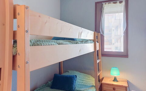 Le Méditerranée: Bett, Schlafzimmer, Etagenbett, Möbel, Holz, Bedding, Bettdecke, Interior Design, Textil, Fussboden