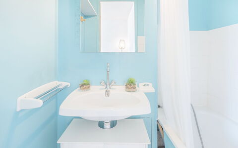 Le Méditerranée: Spiegel, Zapfhahn, Armatur, Eigentum, Bad Sink, Badezimmer, Lila, Blau, Sinken, Produkt