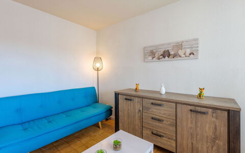Le Méditerranée: Eigentum, Cabinetry, Möbel, Couch, Tabelle, Schublade, Holz, Azurblau, Interior Design, Kommode