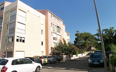 Le Méditerranée: Auto, Rad, Himmel, Gebäude, Fahrzeug, Eigentum, Strassenlicht, Fenster