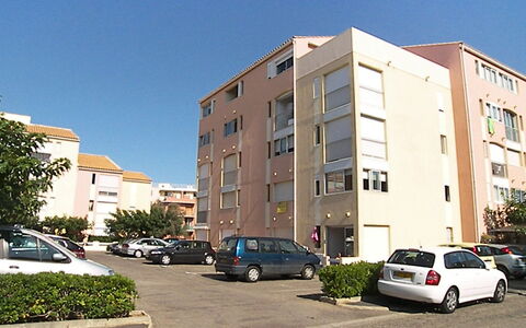 Le Méditerranée: Auto, Gebäude, Himmel, Pflanze, Fahrzeug, Rad, Fenster, Urban Design