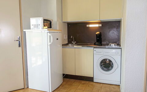 Le Méditerranée: Cabinetry, Küchengerät, Countertop, Herd, Gebäude, Haushaltsgerät, Wäschekammer, Küche, Cooktop, Herd