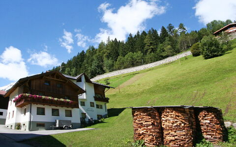 Kappl 150: Wolke, Himmel, Pflanze, Berg, Natürliche Landschaft, Gebäude, Hochland, Baum, Grundstueck, Steigung