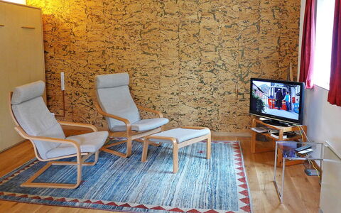 Crap Milan: Zimmer, Möbel, Fussboden, Eigentum, Interior Design, Blau, Wand, Wohnzimmer, Haus, Stuhl