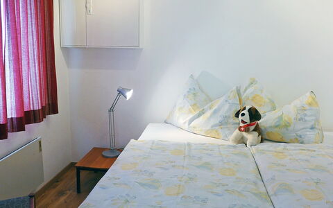 Crap Milan: Zimmer, Schlafzimmer, Bett, Eigentum, Interior Design, Möbel, Wand, Bettdecke, Fussboden, Textil