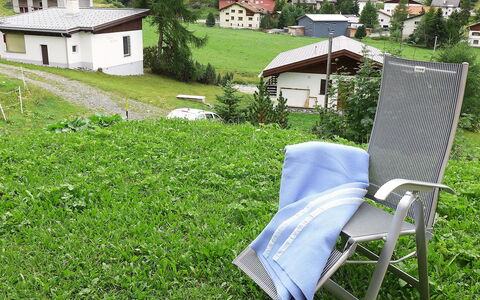 Crap Milan: Rasen, Gras, Eigentum, Garten, Stuhl, Haus, Grundeigentum, Hinterhof, Baum, Zuhause