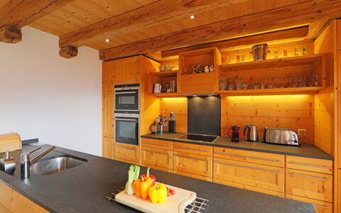 Saint Piran: Countertop, Cabinetry, Eigentum, Möbel, Küche, Holz, Interior Design, Orange, Beleuchtung, Herd