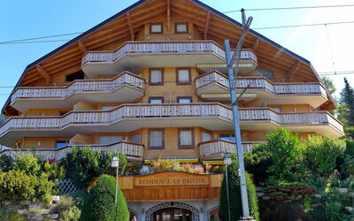 Villars 785: Wasser, Himmel, Eigentum, Pflanze, Gebäude, Wolke, Schwimmbad, Baum, Wohngebiet, Gras