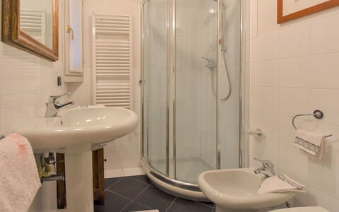 Sotoportego Venier: Badezimmer, Eigentum, Zimmer, Armatur, Fliese, Wand, Grundeigentum, Die Architektur, Interior Design, Fussboden