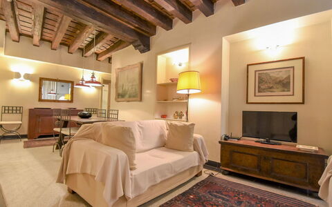 Sotoportego Venier: Zimmer, Möbel, Eigentum, Schlafzimmer, Interior Design, Decke, Gebäude, Bett, Bettdecke, Wand
