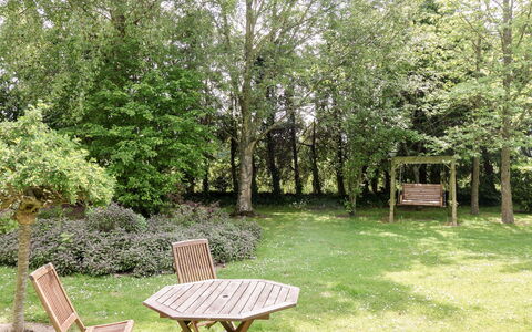 Les Londes: Pflanze, Möbel, Pflanzengemeinschaft, Natürliche Landschaft, Baum, Gartenmöbel, Grundstueck, Gras, Schatten, Gehölz