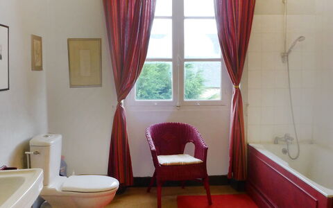 Les Londes: Zimmer, Vorhang, Eigentum, Badezimmer, Rot, Interior Design, Fensterbehandlung, Rosa, Gebäude, Fussboden