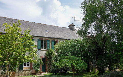 Les Londes: Pflanze, Wolke, Himmel, Fenster, Gebäude, Baum, Grundstueck, Haus, Vegetation, Gras